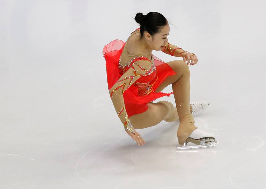La delusione sul volto della pattinatrice cinese per l&#39;errore durante l&#39;esercizio ai Giochi asiatici invernali di Sapporo (Reuters)